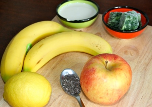 Die Zutaten auf einen Blick: Spinat, Sojamilch, Bananen, 1 Apfel, 1 Zitrone und 1 TL Chiasamen